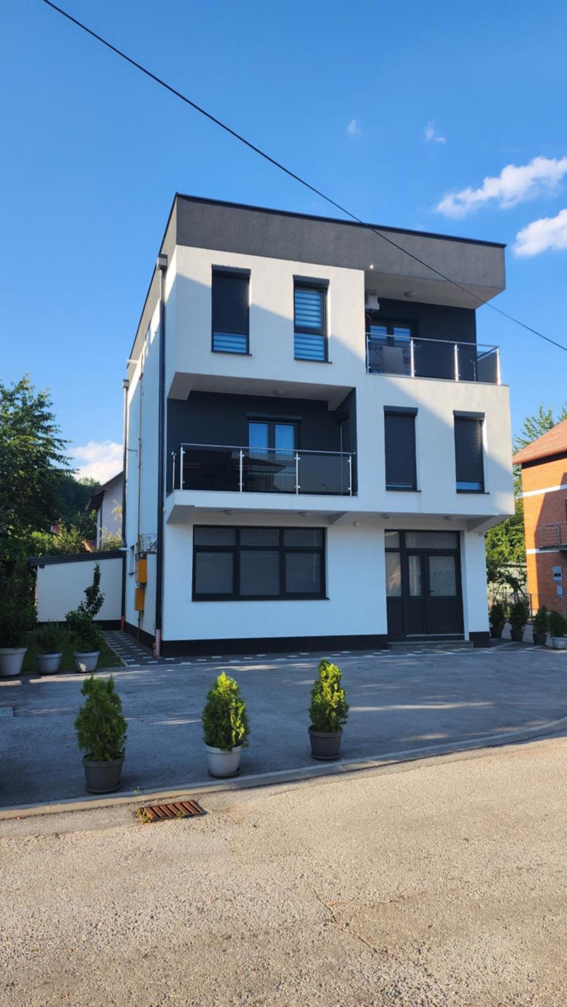 Apartment Dobrinja - Free Parking- Rent A Car *